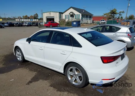 2017 Audi A3 2.0T Premium из США, поврежденный, VIN WAUB8GFFXH1010916